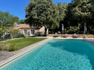 Luberon near the village of Lacoste, recent house with swimming pool for rent