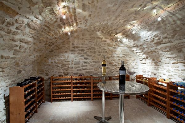 Location de prestige en Luberon, Bastide en pierres d’environ 850 m², rénovée avec des prestations haut de gamme