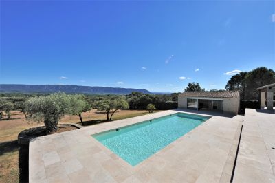 Recent traditional house with beautiful views for sale near Gordes in Provence 