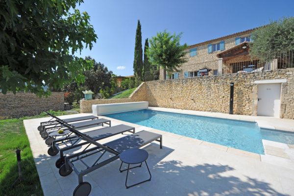 beautiful summer house to rent with large pool and independent studio in Gordes 