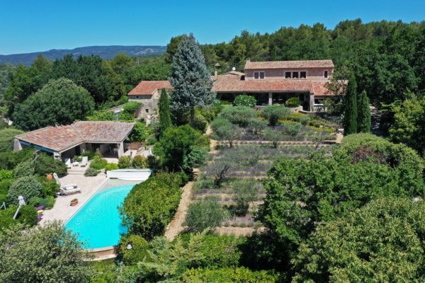 EXCLUSIVE SALE - Exceptional property on 4.3 acres facing the Provencal village of Ménerbes