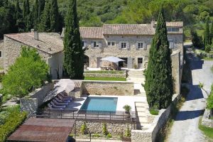 In Gordes, comfortable vacation houme for 6 persons with swimming pool.  