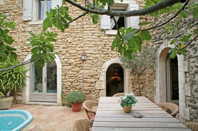 Vente Gordes, maison de charme avec terrasse, cour et garage dans hameau très recherché