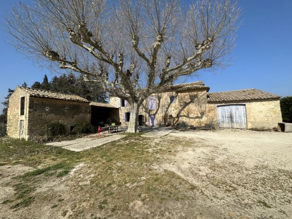 Luberon - Farmhouse to renovate with outbuildings
