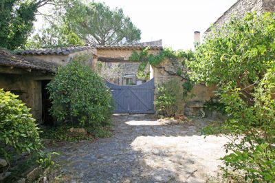 Portail d'accès sur cour intérieure provençale