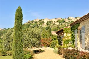 facing the Luberon and view on Gordes, beautiful dry stone house