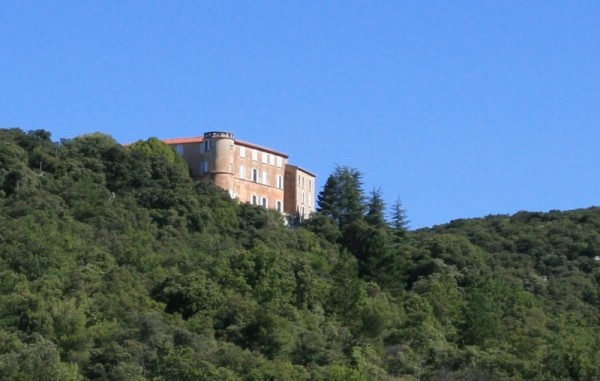 Le chateau de Lioux en Provence, face au Luberon