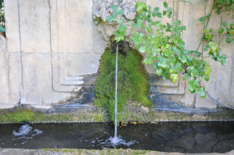 Fontaine discrète en Luberon