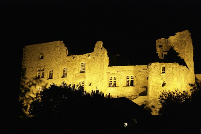 Le chateau de Lacoste de nuit