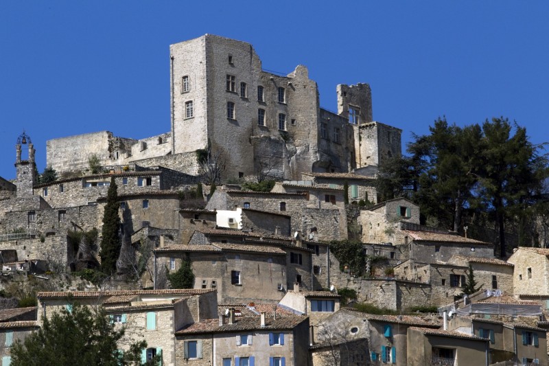 Le chateau de Lacoste au sommet de son village en Luberon