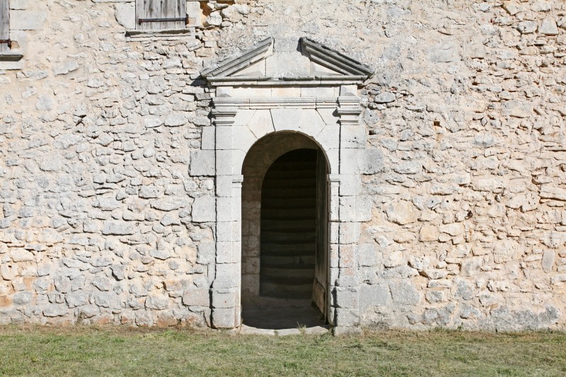 Entrée du Chateau, monts de Vaucluse, Provence