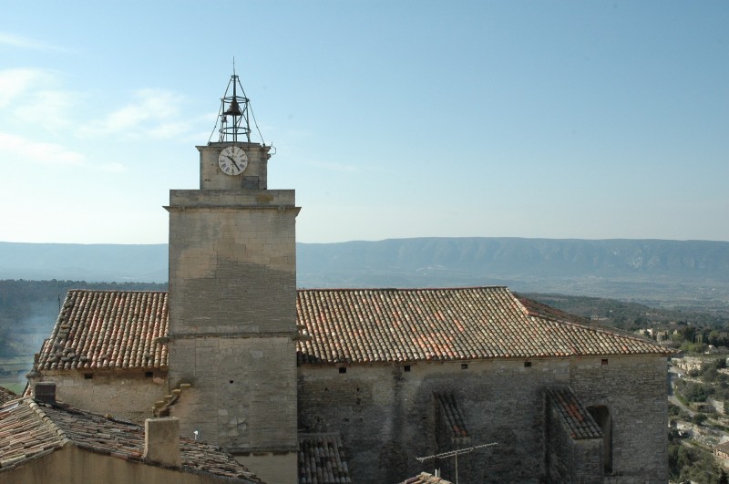 Le clocher et le toit de l'église de Gordes
