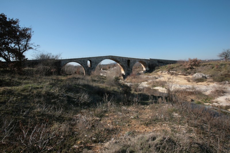 Vue sur le Pont Julien de Bonnieux depuis l'aval