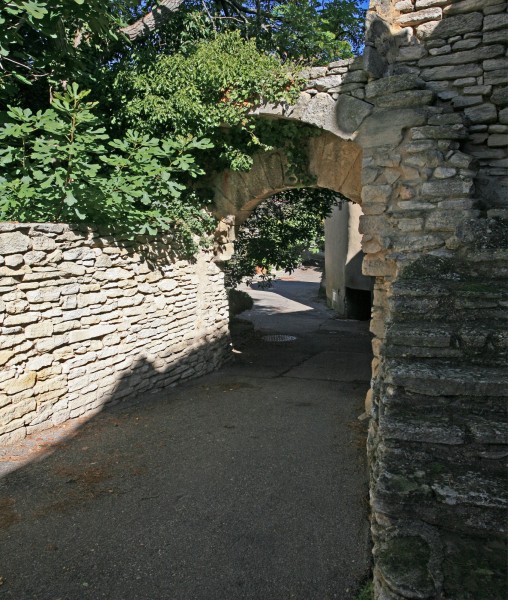 Porte intérieure du vieux village de Goult en Luberon