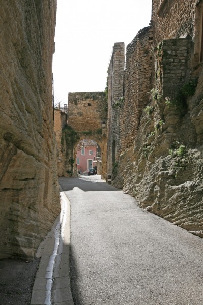 Le vieux Goult, Fortifications en Luberon