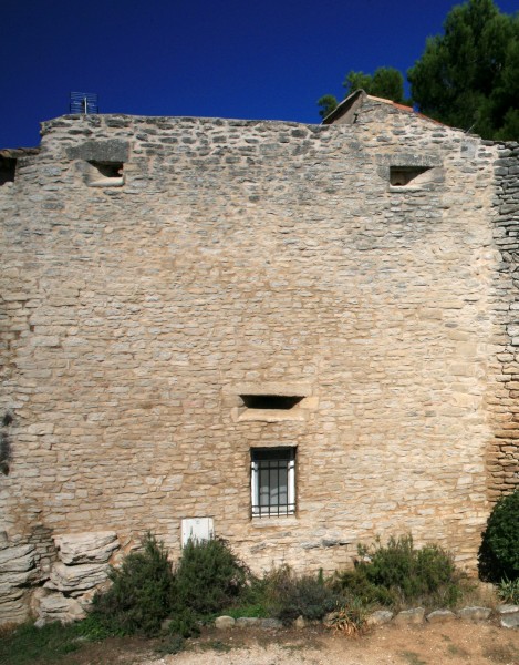Mur d'enceinte et meurtrières, Goult, Luberon