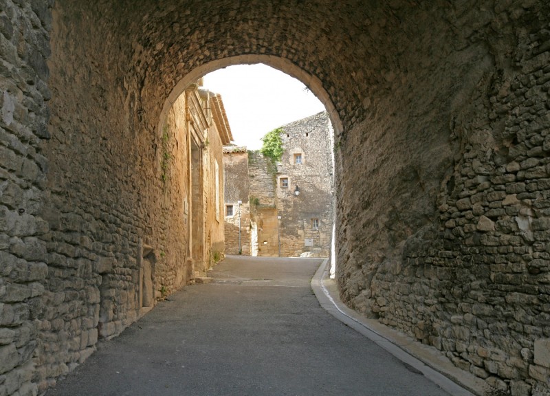 Passage sous le chateau de Goult, Luberon
