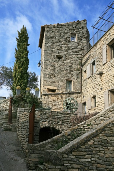 Maisons en pierre du vieux Goult avec des meutrières 