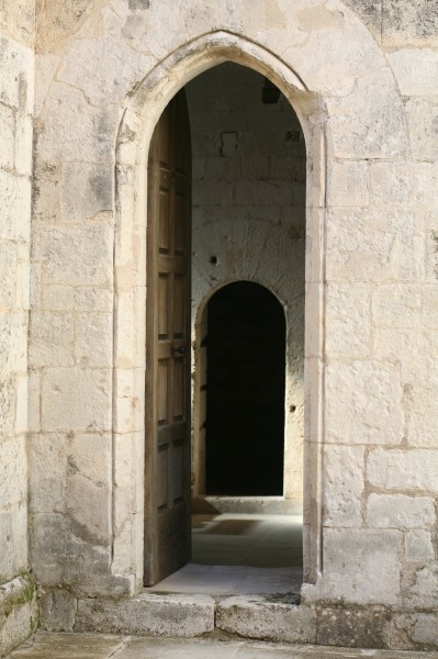 Porte avec linteaux en ogive, Abbaye de Saint-Hilaire à Ménerbes