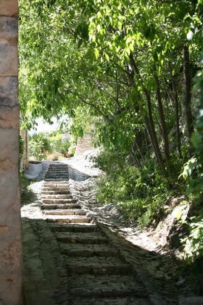 Escalier fait de pierre pour une ruelle en calade à Joucas