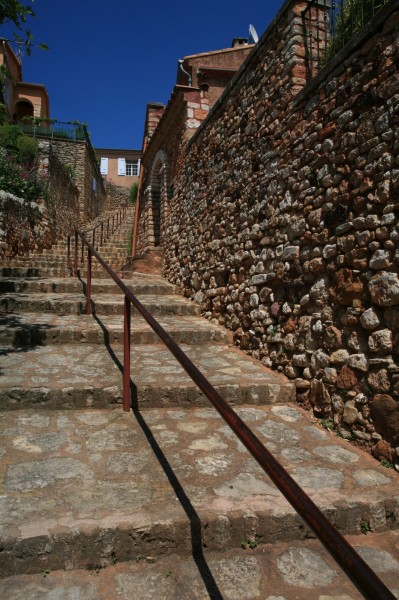 Escalier et murs de pierre, le sommet de Roussillon est proche