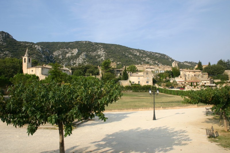 Maubec, a village between Robion and Oppède in the Luberon