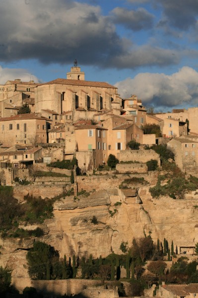 Gordes, village perché du Luberon posé sur de nombreux rochers