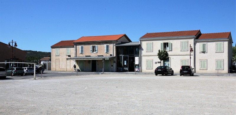 La gare de Coustellet, Maubec