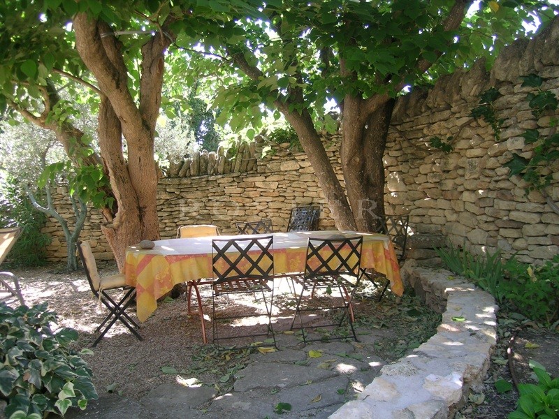 Location Location saisonnière en Luberon maison intimiste, proche de Gordes avec jardin clos et piscine à louer pour vos vacances provençales