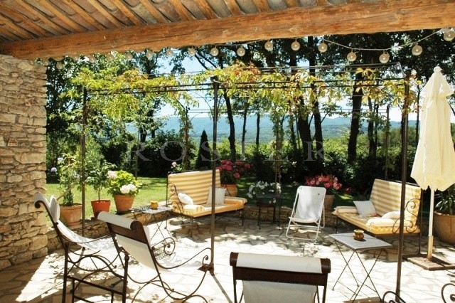 Location A louer pour vos vacances, en Luberon, authentique bergerie provençale restaurée  avec grand terrain paysager et piscine