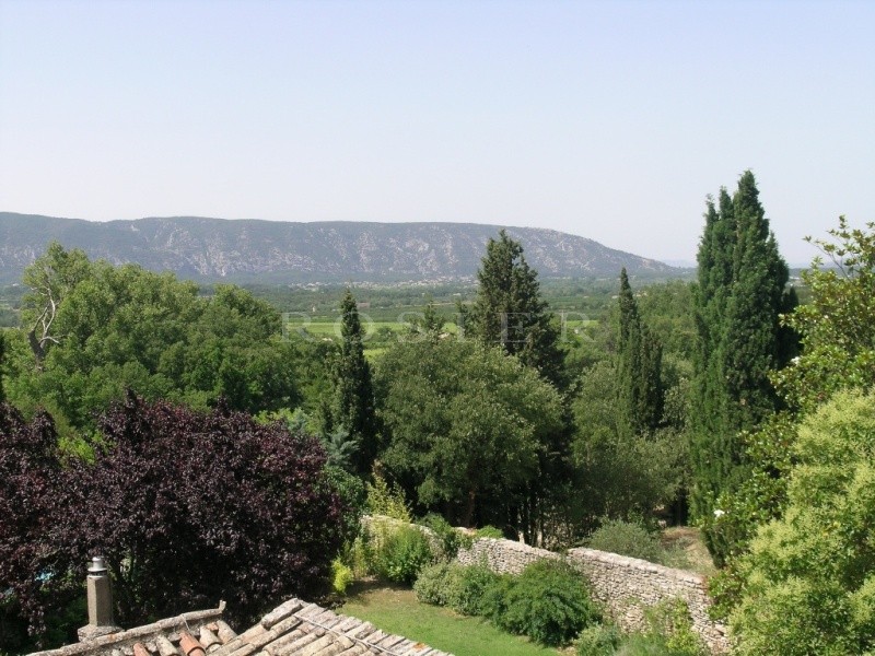 Location A louer cet été,  en Luberon, bastide de charme offrant de superbes vues,  avec parc paysager, belle roseraie et piscine pour des vacances réussies en Provence