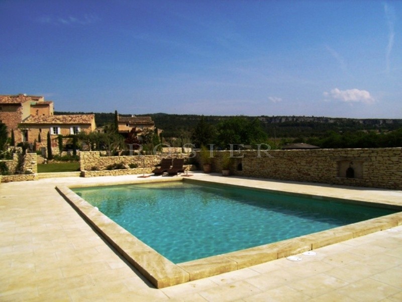 Location de vacances en Luberon au pied de Gordes, charmante bastide rénovée avec jardin et piscine