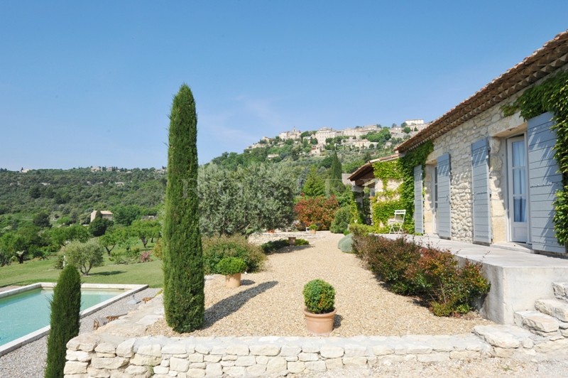 For summer rental, Luberon, one storey house with access to Gordes by walk, garden, sunny terrace and swimming pool