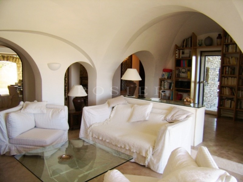 In Gordes, property with stunning views,  in an exceptional location to rent for a summer in Luberon