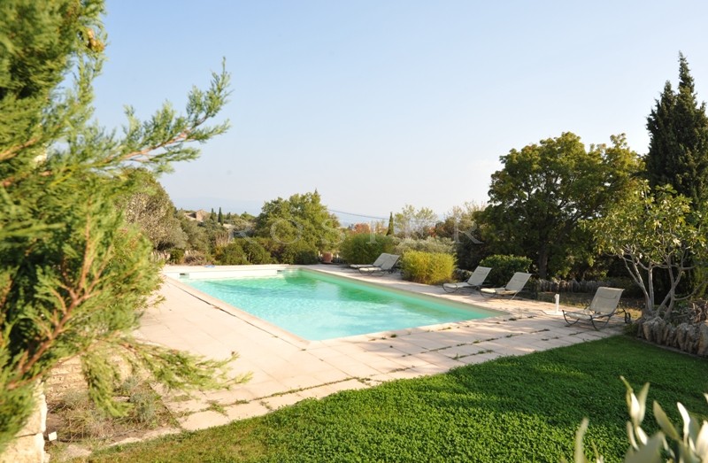 Location Location saisonnière de prestige, à Gordes,  situation de choix et aménagements de qualité pour cette maison en pierres avec joli jardin et piscine