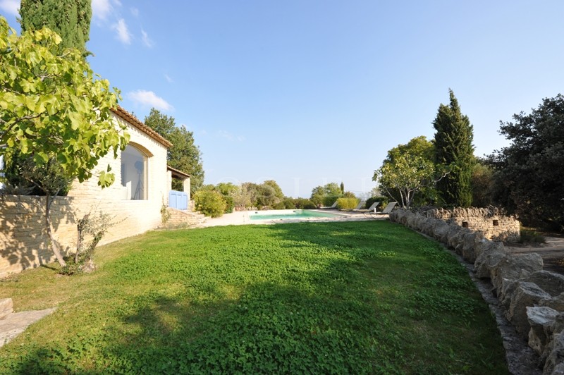 Location Location saisonnière de prestige, à Gordes,  situation de choix et aménagements de qualité pour cette maison en pierres avec joli jardin et piscine