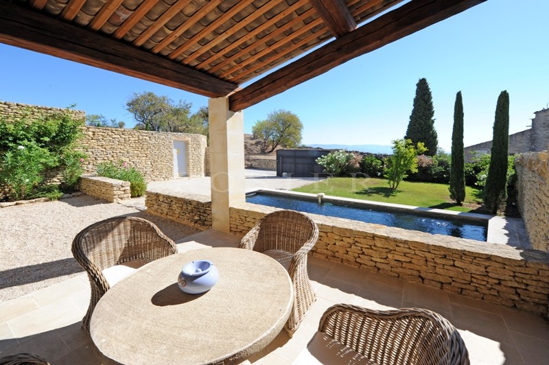 Location A louer pour des vacances en Luberon,   à Gordes, charmante maison récente en pierres,  jardinet paysager, clos de murs et équipé d'une piscine. 