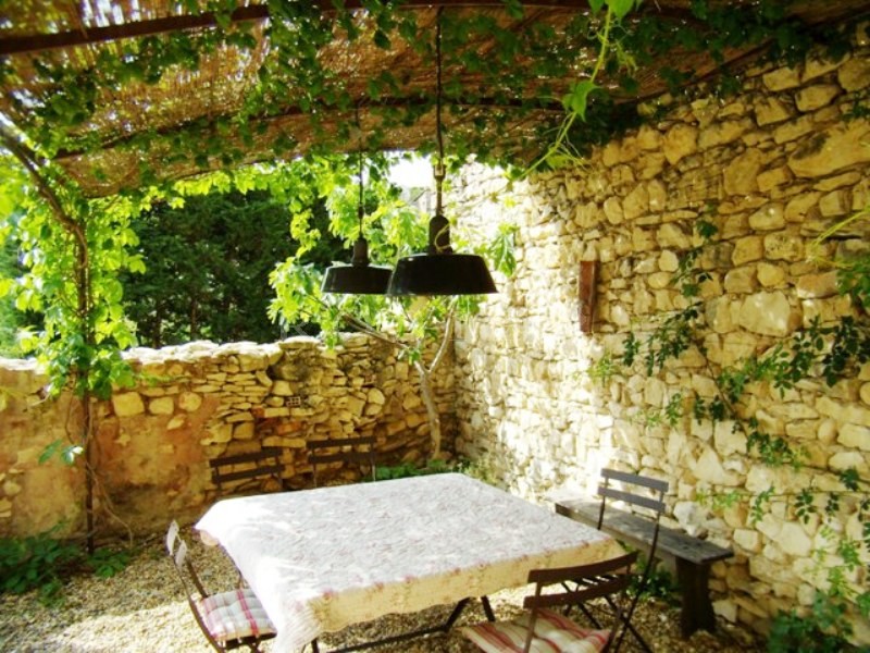 Location de vacances en Luberon au pied de Gordes, charmante bastide rénovée avec jardin et piscine