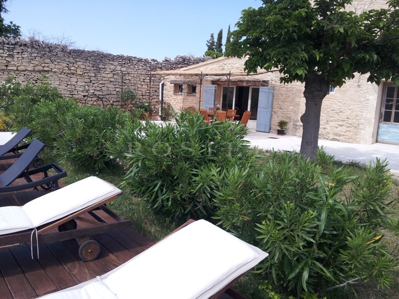 Location A louer à Gordes,  maison de village très bien située au plus beau point de vue du village avec jardin, terrasse ensoleillée et piscine