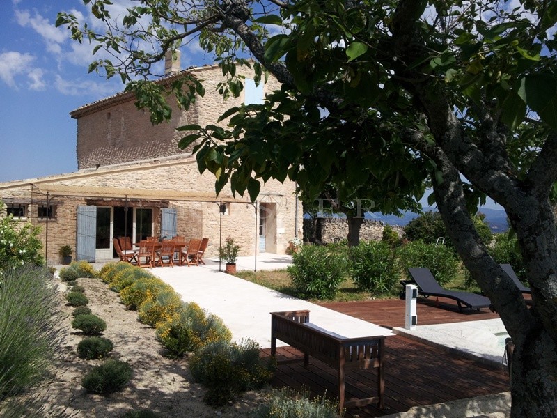 Location A louer à Gordes,  maison de village très bien située au plus beau point de vue du village avec jardin, terrasse ensoleillée et piscine