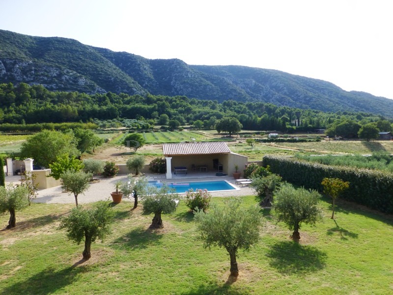 Location A louer pour des vacances reposantes en Provence,  à Maubec en Luberon, jolie maison récente avec terrasse couverte, jardin clos et piscine,  vue plein sud sur le Luberon
