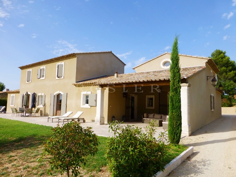 Location A louer pour des vacances reposantes en Provence,  à Maubec en Luberon, jolie maison récente avec terrasse couverte, jardin clos et piscine,  vue plein sud sur le Luberon