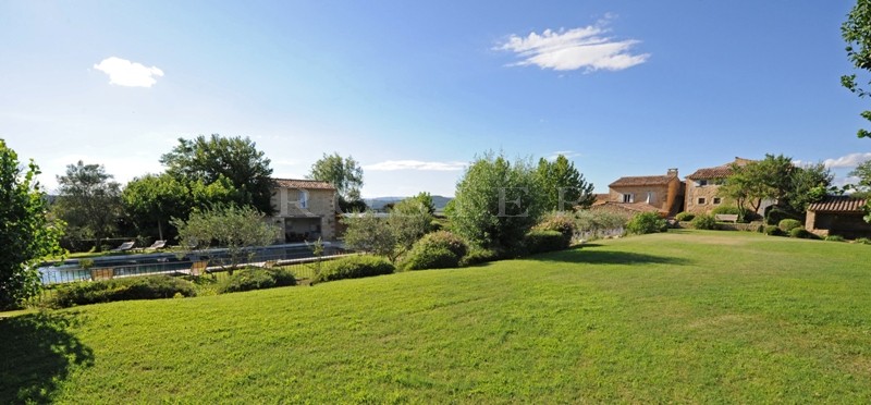 Location Location de vacances Luberon : superbe bastide provençale, agrémentée d'une piscine,  de terrasses ombragées et d'un jardin paysager avec vues 