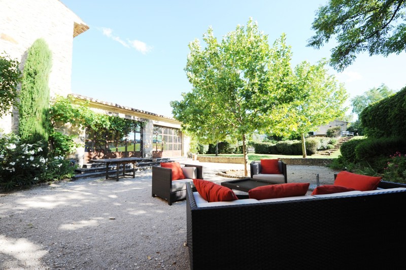 Location Location de vacances Luberon : superbe bastide provençale, agrémentée d'une piscine,  de terrasses ombragées et d'un jardin paysager avec vues 
