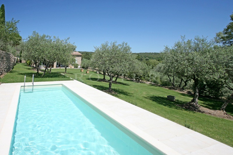 Location A louer pour des vacances en Luberon,  calme, vues dégagées pour cette maison récente au milieu des oliviers,  avec terrasse et piscine