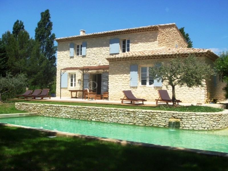 To rent for your holidays in Luberon, very beautiful stone house with heated swimming pool with a fenced garden