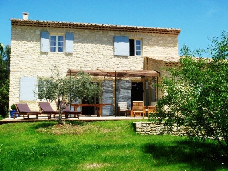 Location A louer pour des vacances en Luberon,  très belle maison en pierres avec piscine chauffée,  jardin clos