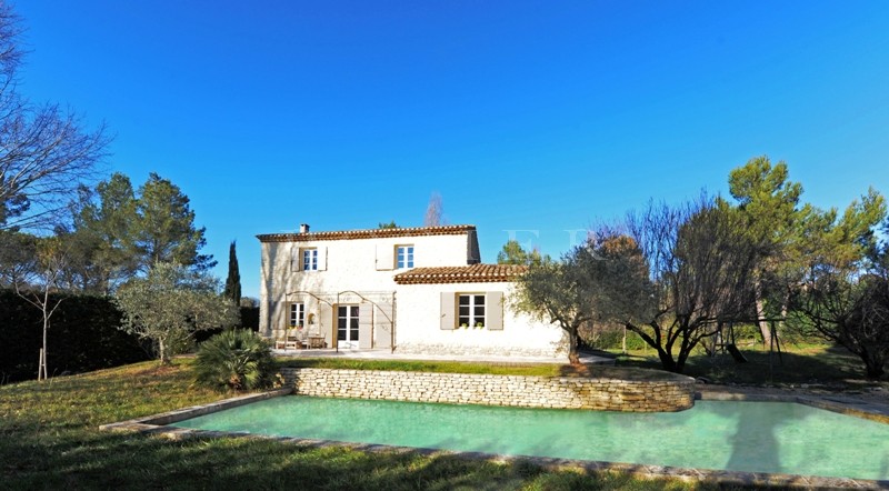 Location A louer pour des vacances en Luberon,  très belle maison en pierres avec piscine chauffée,  jardin clos