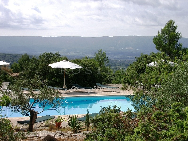 Location A louer pour un été en Luberon,   sympathique propriété, idéale pour les amoureux de la nature et de la vie au grand air  avec piscine et grand parc
