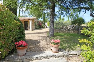 For rent, a few minutes walk from the center of Gordes, beautiful stone house with 2 bedrooms, swimming pool and breathtaking views over the Luberon.